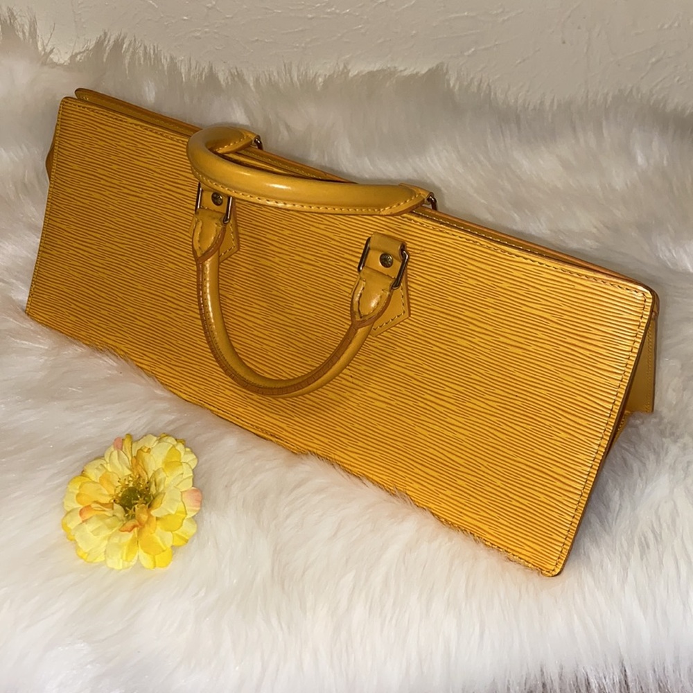 🌸👜Authentic Louis Vuitton Epi Sac Triangle - Picture 5 of 16